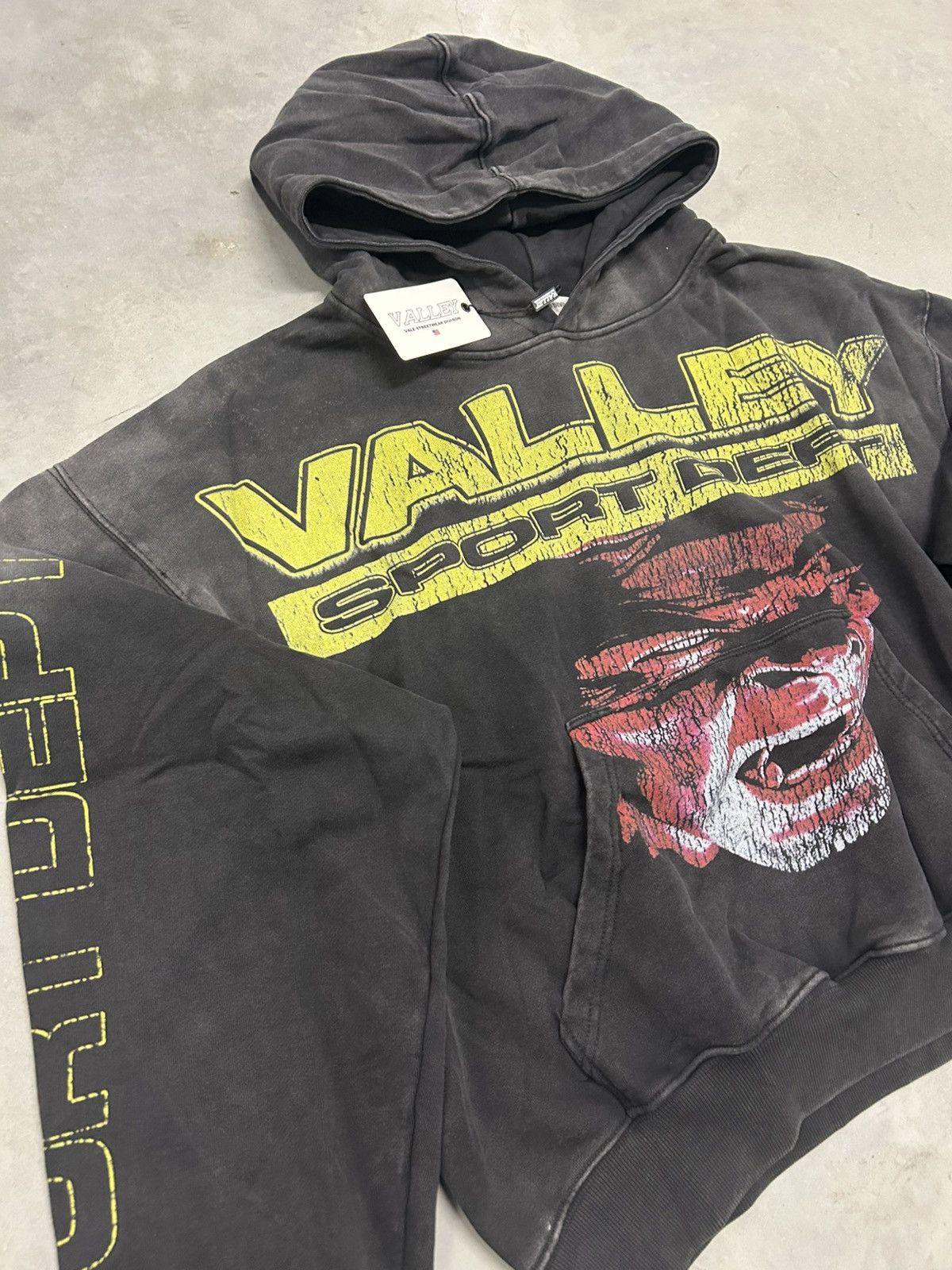 Vale Vale Forever Valley Black Yellow Hellboy Pullover Hoodie Size US S / EU 44-46 / 1 - 2 Thumbnail