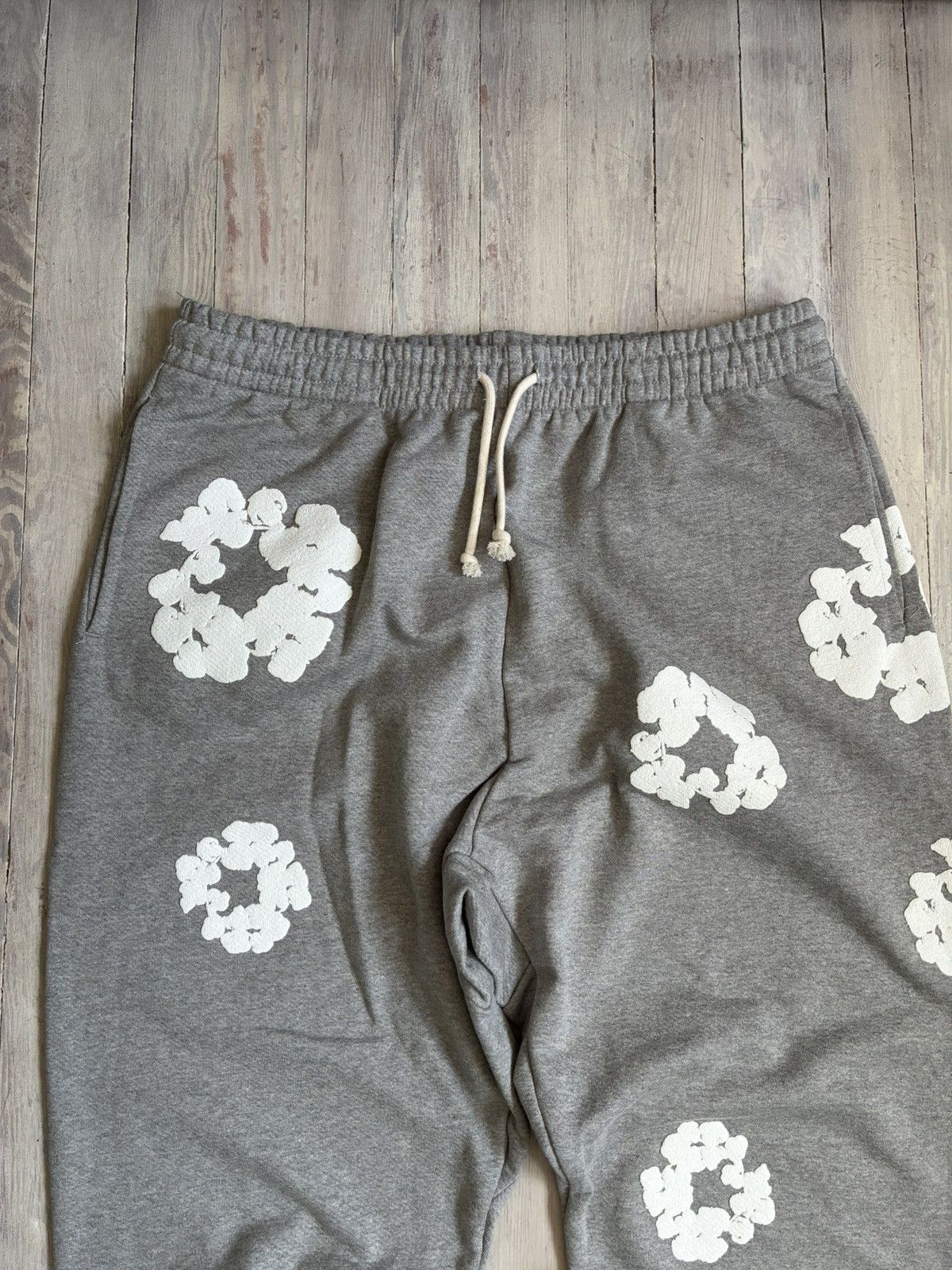 DENIM TEARS Denim Tears Grey Wreath Sweatpants XXL Size US 38 / EU 54 - 2 Thumbnail