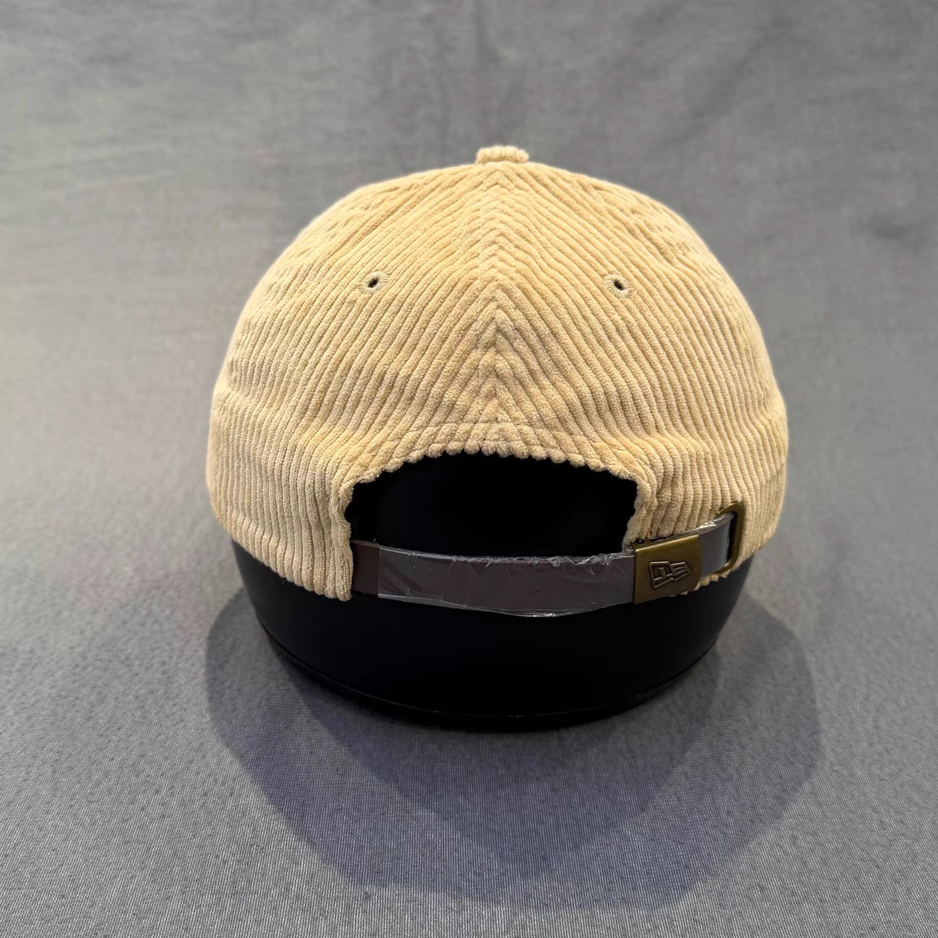 New Era New Era Corduroy Flat Brim Cap。 Q5 Size ONE SIZE - 4 Thumbnail