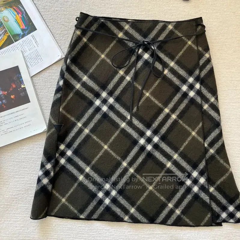 Burberry Burberry Green Wool Midi Skirt. Size 23" - 1 Thumbnail