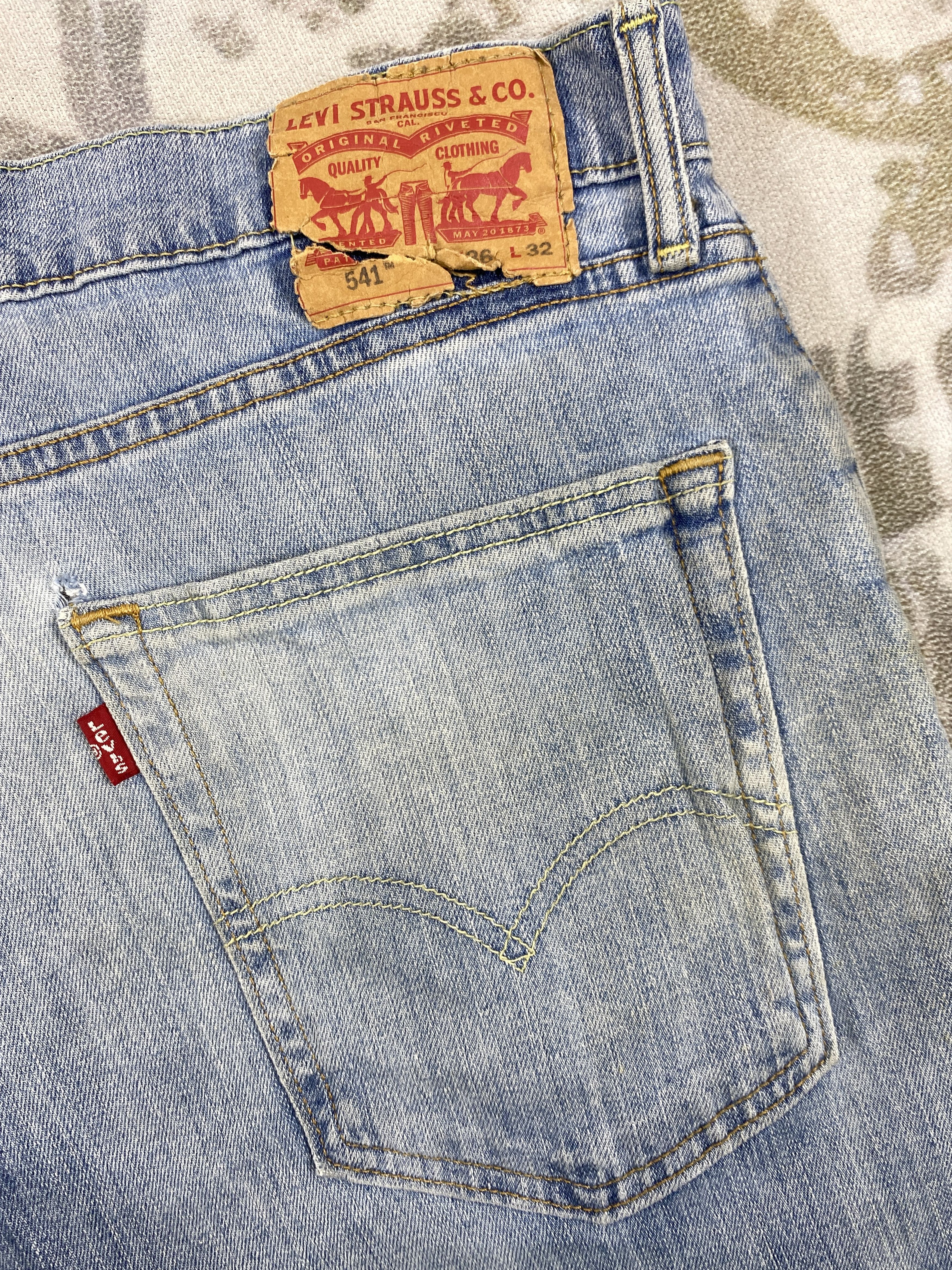 Levi's Light Blue Wash Vintage Levi's 541 37x31 Denim -JN2130 Size US 37 - 13 Thumbnail