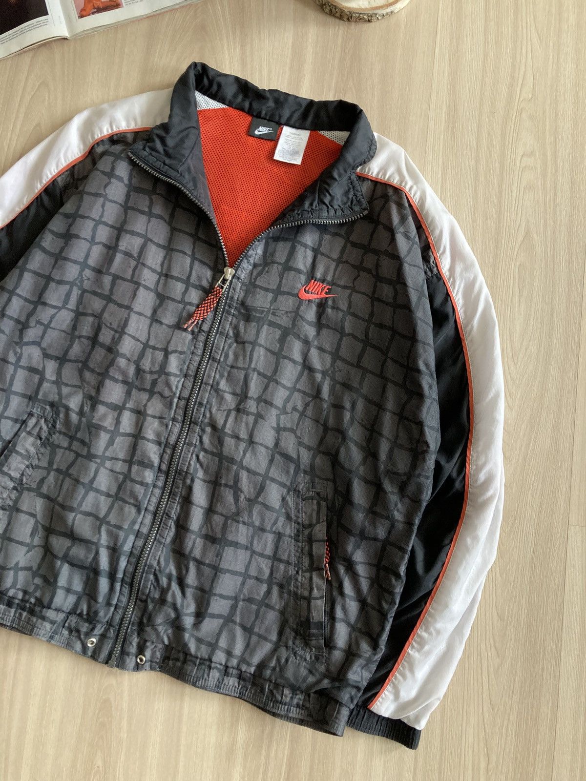 Vintage Vintage Nike Big Logo Nylon Light Jacket 90s Size US M / EU 48-50 / 2 - 6 Thumbnail