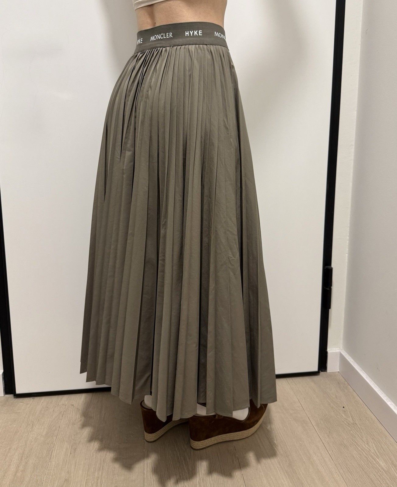 Moncler DDP Moncler x Hyke Pleated Taupe Mid Length Gonna Skirt Size 30" / US 8 / IT 44 - 3 Thumbnail