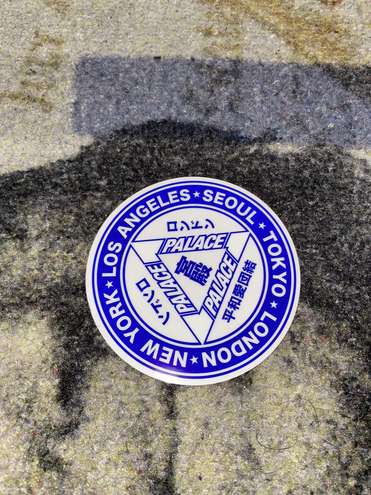 Palace Palace Worldwide Circle Sticker (Winter 2024) Size ONE SIZE - 1 Preview
