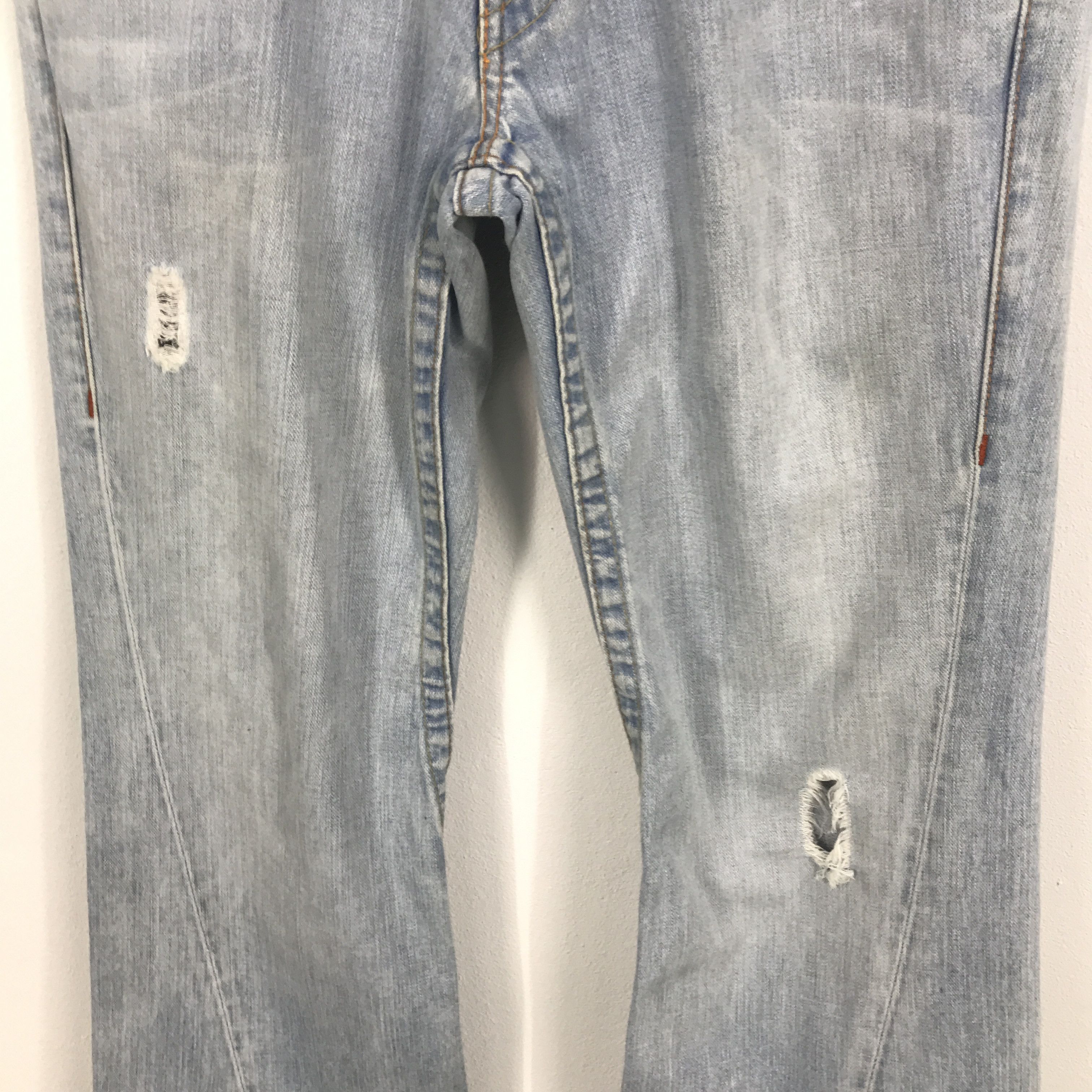 True Religion Rare True Religion distressed Light wash denim pants Size US 30 / EU 46 - 4 Thumbnail