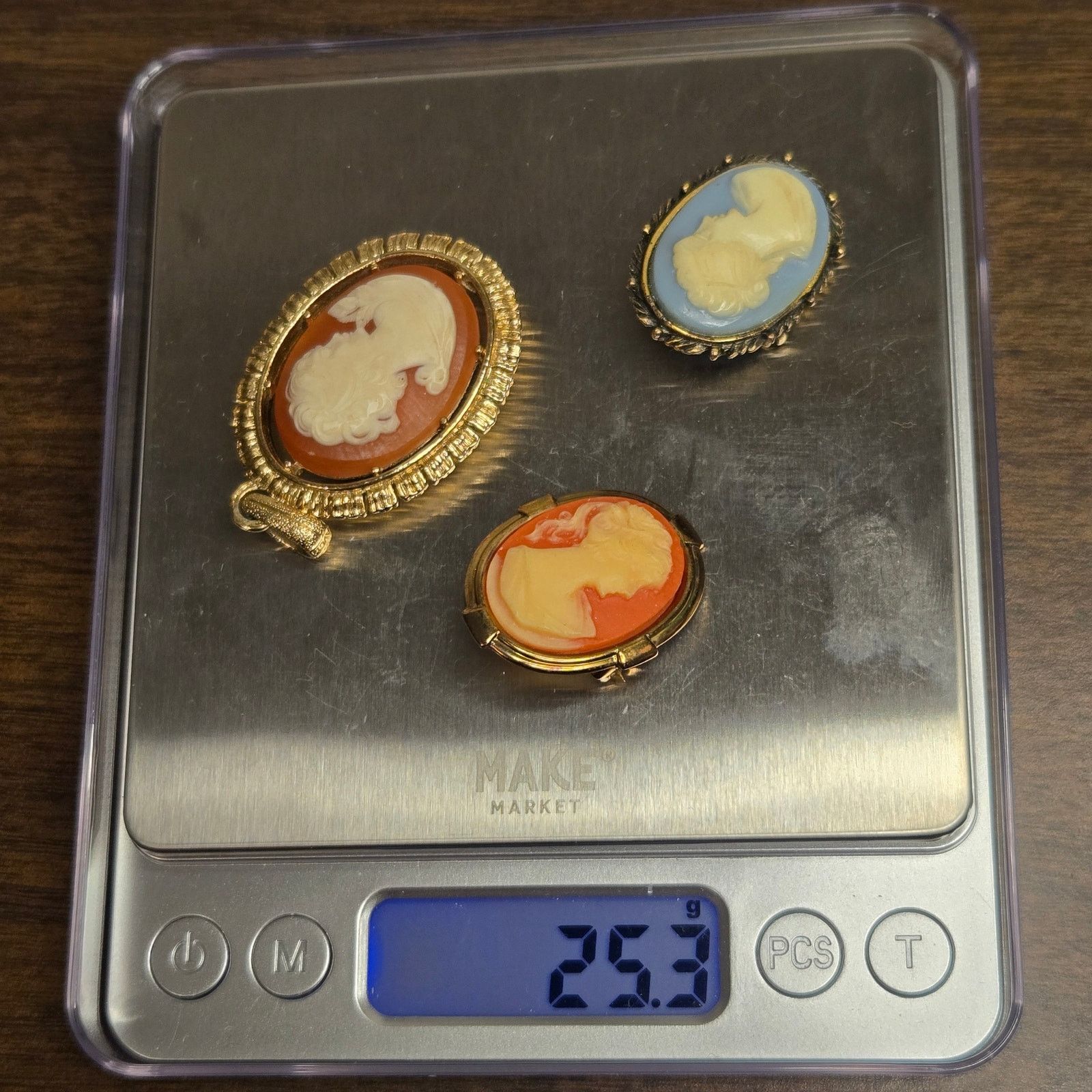 Vintage Vintage Cameo Brooch Pendant Ornate Gold Tone Frame Estate Size ONE SIZE - 7 Thumbnail