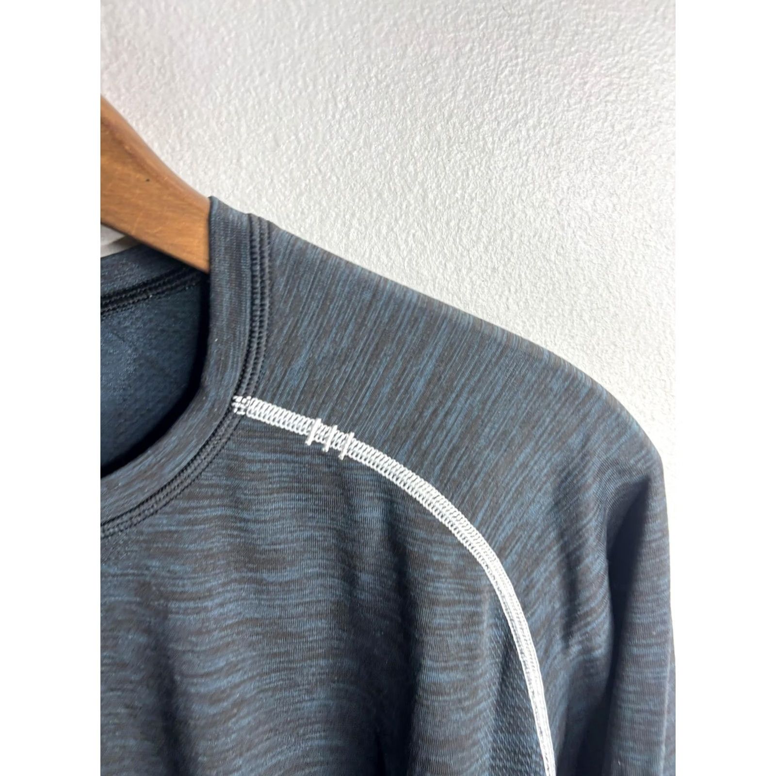 Lululemon Lululemon Shirt Mens Large Blue Long Sleeve Crewneck Raglan Athletic Performance Size US L / EU 52-54 / 3 - 3 Thumbnail