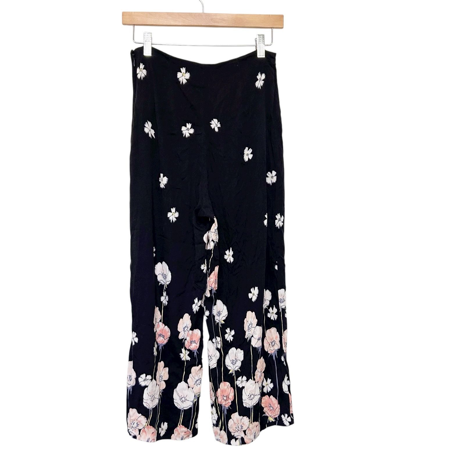 Urban Outfitters Urban Outfitters Black Floral Wide Leg Cropped Pants Sz M Size 30" / US 8 / IT 44 - 1 Thumbnail
