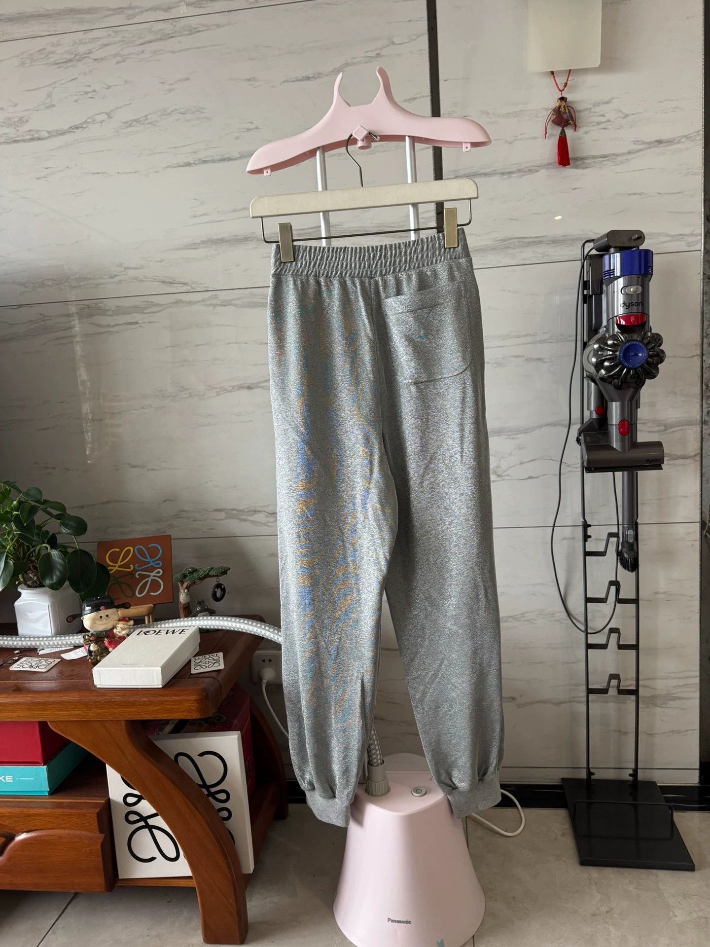 Louis Vuitton LOEWE XS new metallic fiber shiny long sweatpants Size 25" / US 0 / IT 36 - 2 Thumbnail
