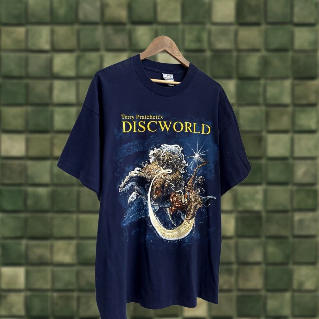 Vintage VTG 90s Discworld Great A’Tuin Turtle Terry Pratchett Shirt XL Blue Mens Short Sleeve Size US XL / EU 56 / 4 - 1 Thumbnail