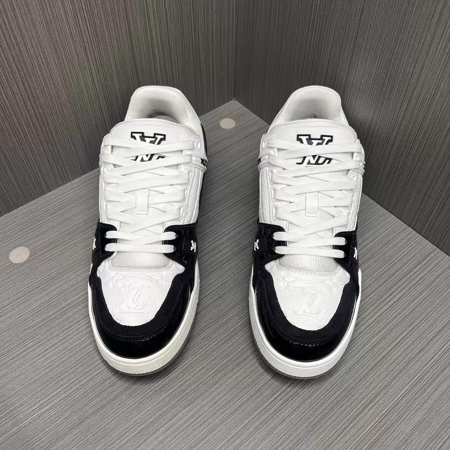 Louis Vuitton Louis Vuitton Trainer Embossed Patent Black White K15 Size US 8 / EU 41 - 2 Thumbnail