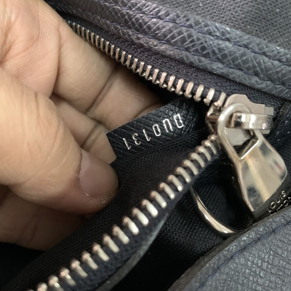 Louis Vuitton Louis Vuitton Taiga Leather Mesengger Bag Size ONE SIZE - 16 Thumbnail