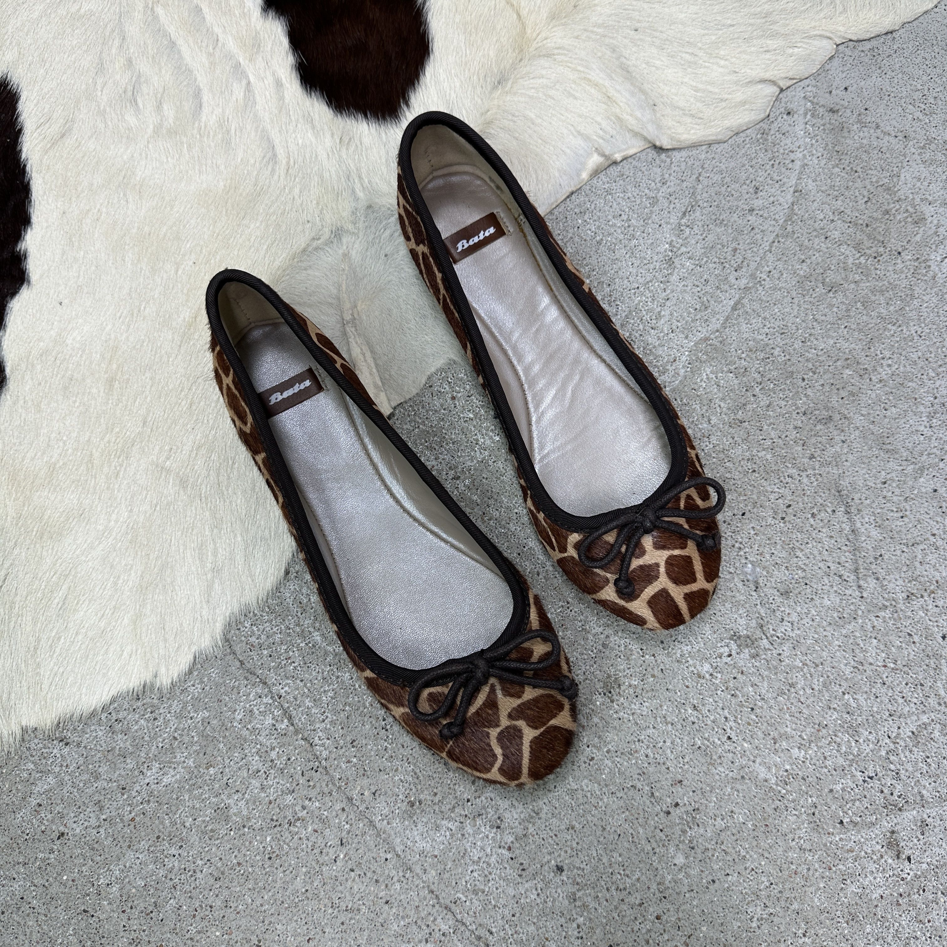 Vintage Vintage Avant Garde Leather Cheetah Pony Hair Ballerinas 00s Size US 6 / IT 36 - 2 Thumbnail
