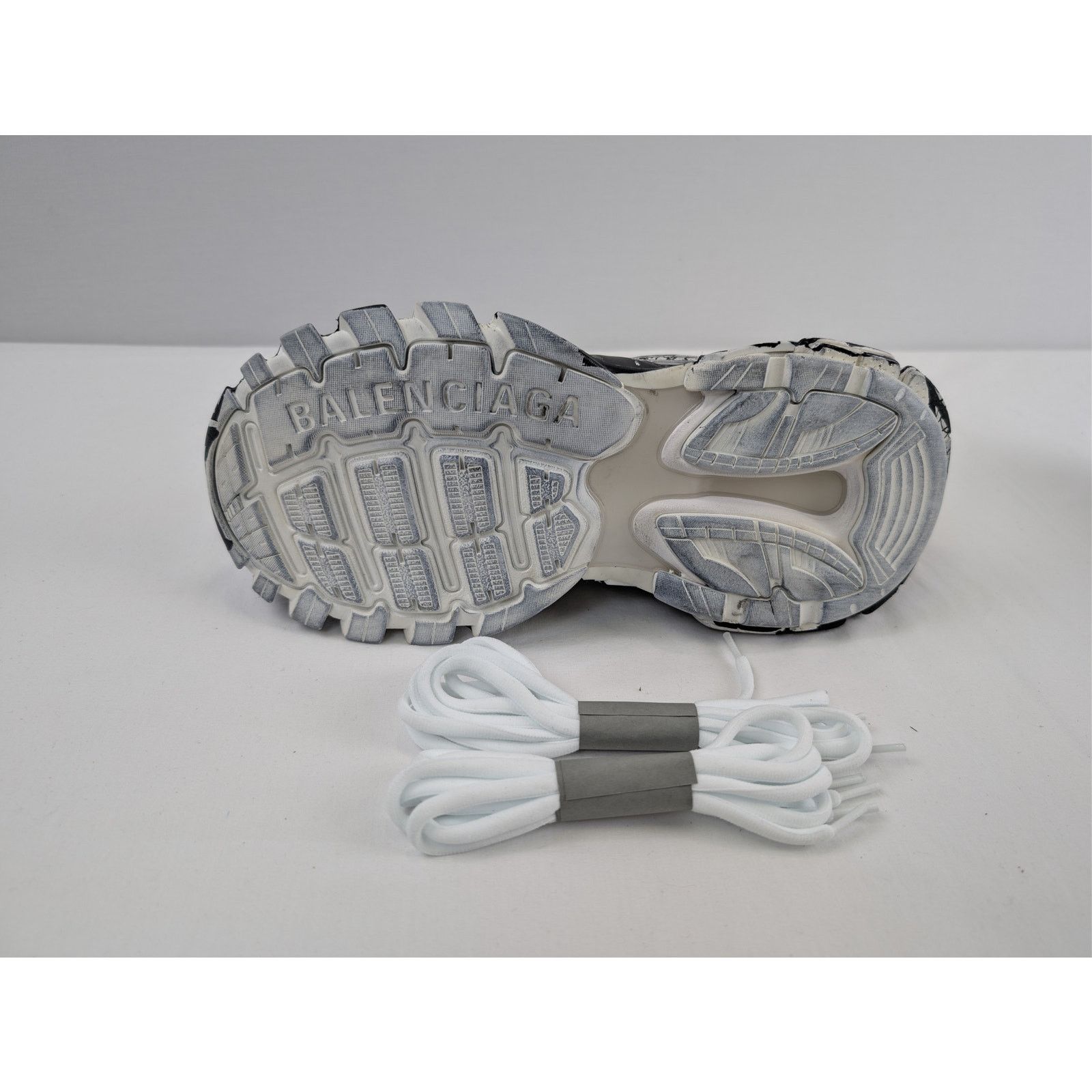 Balenciaga o1rshd1 Graffiti/Dirty/w Track Sneakers in White/Black Size US 8 / EU 41 - 9 Thumbnail