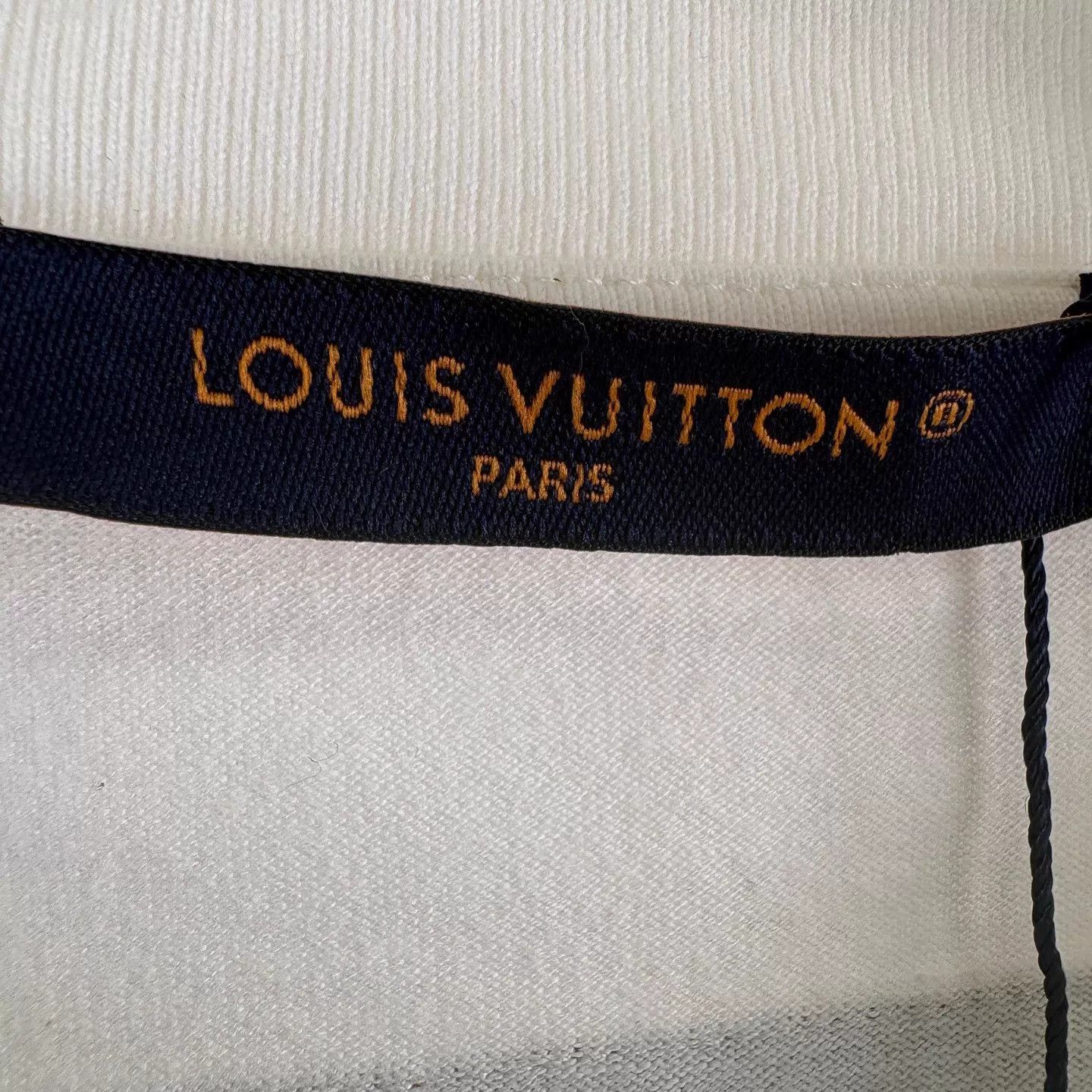 Louis Vuitton Louis Vuitton White Embossed Logo Short Sleeve T-Shirt Size US L / EU 52-54 / 3 - 5 Thumbnail