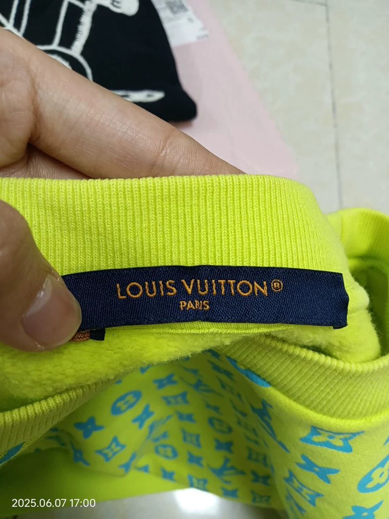 Louis Vuitton Louis Vuitton Fluorescent yellow printed sweatshirt Size US XXL / EU 58 / 5 - 3 Thumbnail
