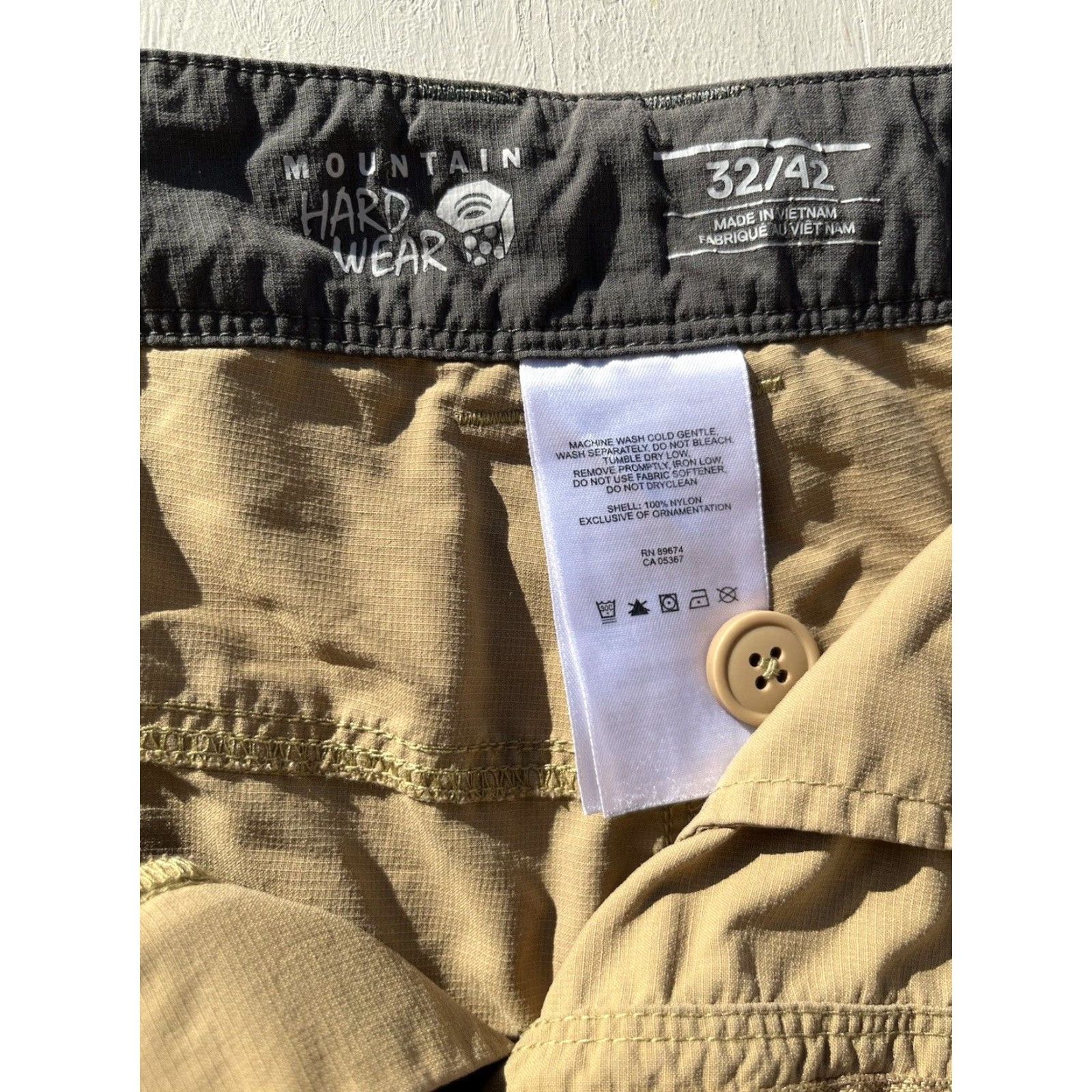 Mountain Hardwear Mountain Hardwear Shorts Beige Solid 32 Nylon Zip Hiking Outdoors Men’s Regular Jumper? Size US 32 / EU 48 - 3 Thumbnail