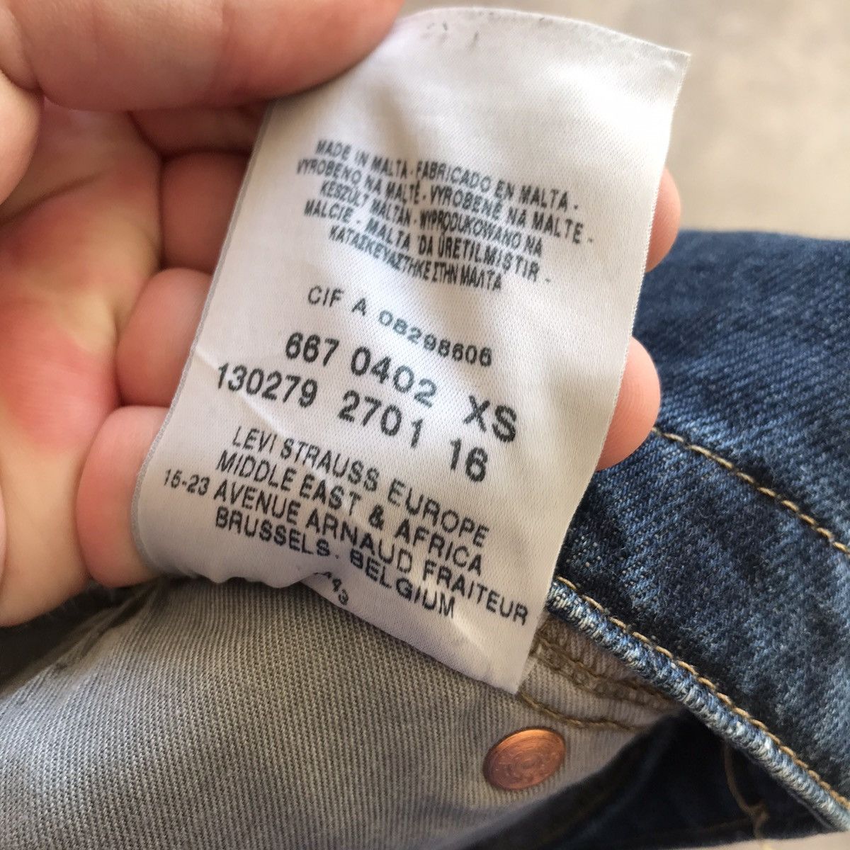 Vintage Vintage Levis Y2K Midi Skirt Thrashed Dark Wash Punk Boxy 27 Size 27" / US 4 / IT 40 - 7 Thumbnail