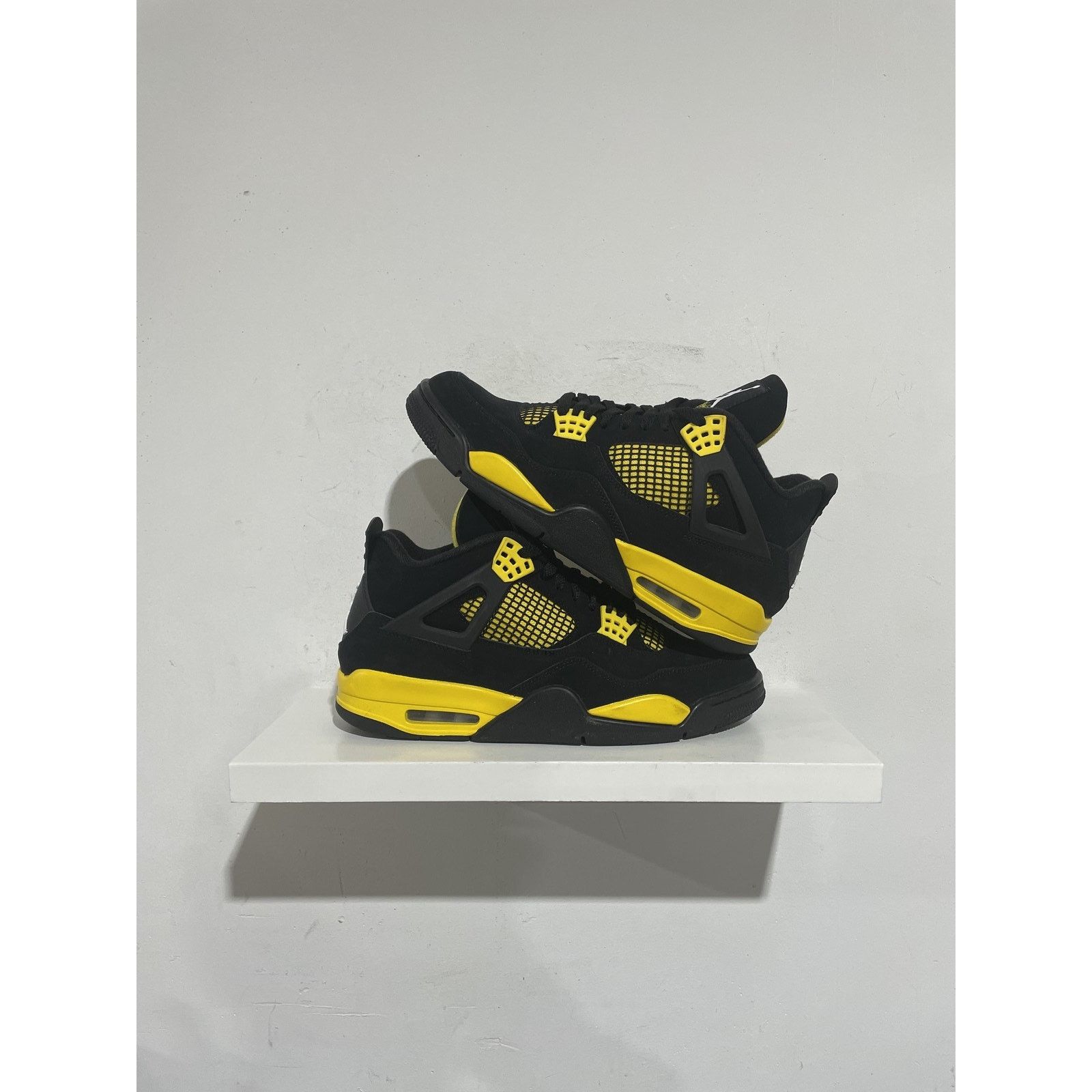 JORDAN 4 RETRO THUNDER SIZE 10.5 PREOWNED