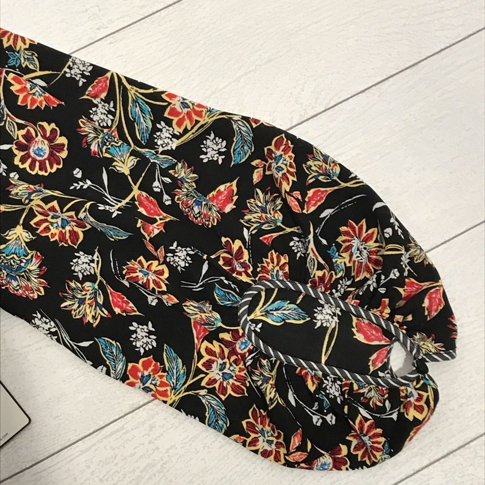 Laundry by Shelli Segal Laundry Shelli Segal Black Floral Wrap Top S NWT Size S / US 4 / IT 40 - 11 Thumbnail