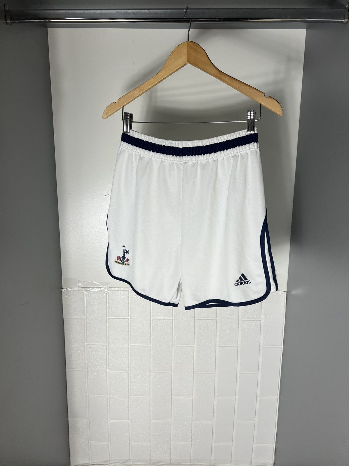 Vintage VERY RARE ADIDAS FC TOTTENHAM HOTSPUR ENGLAND SOCCER JERSEY Size US 32 / EU 48 - 2 Thumbnail