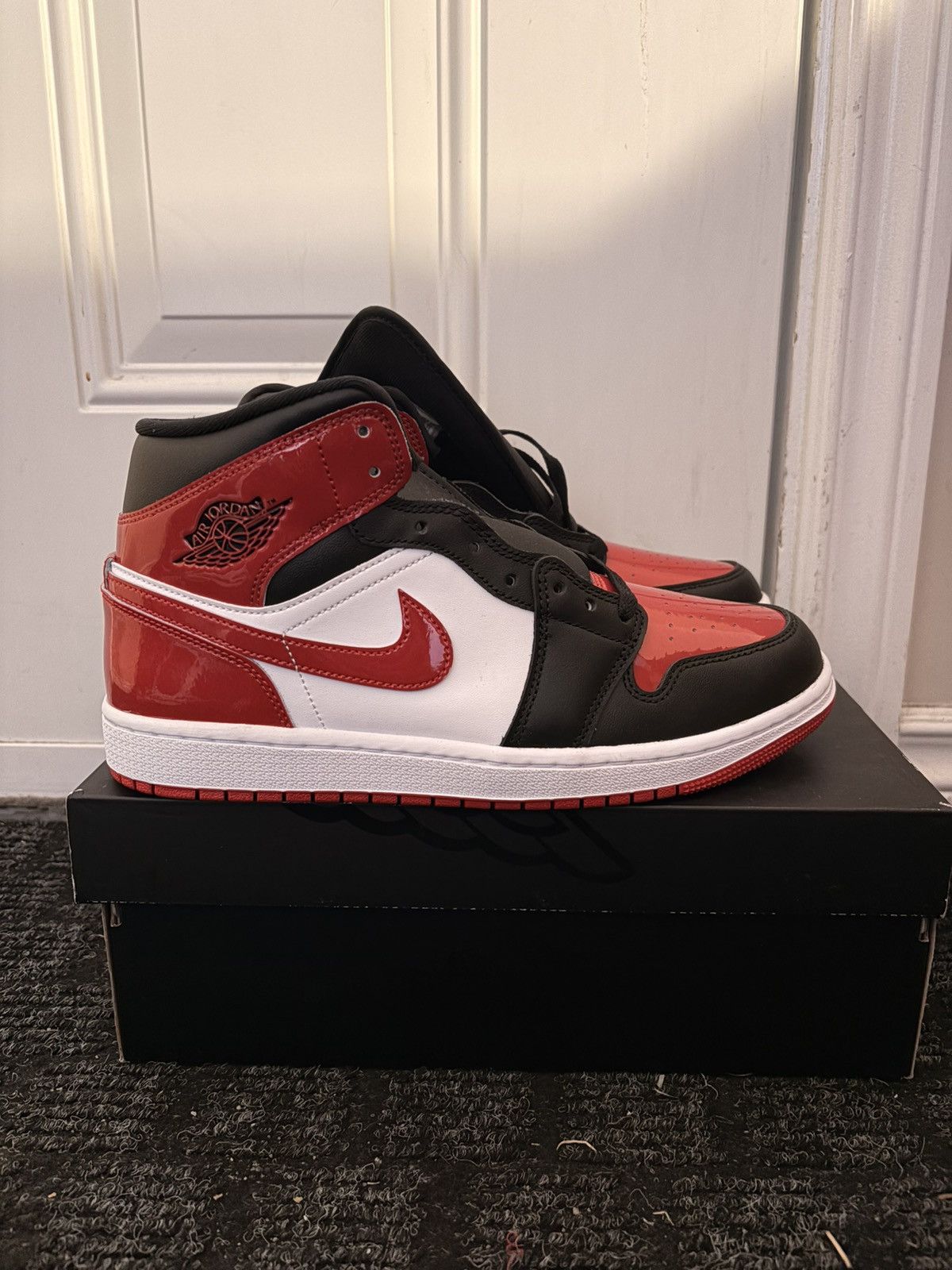 Jordan Brand Jordan Air Jordan 1 Mid SE Size US 8.5 / EU 41-42 - 1 Thumbnail