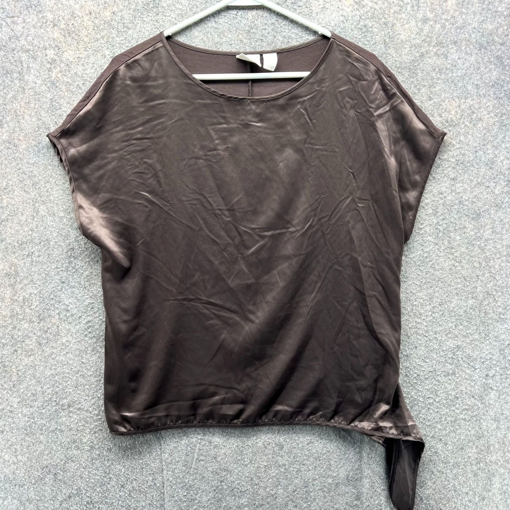 Vintage Chico's Blouse Womens 1 Brown Satin Short Sleeve Round Neck Asymmetrical Hem Shirt Size 1 Size XS / US 0-2 / IT 36-38 - 2 Thumbnail