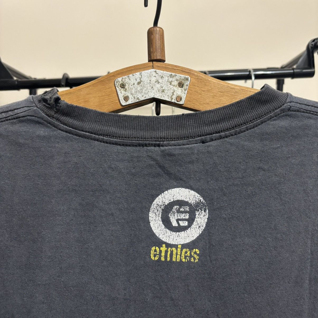 Vintage Vintage 90’s Faded And Distressed Etnies Skate T-Shirt Punk Size US M / EU 48-50 / 2 - 4 Thumbnail