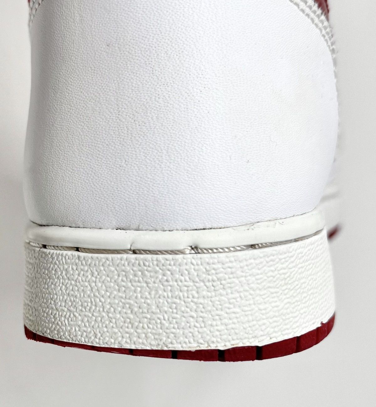 Jordan Brand × Nike Nike Air Jordan 1 Retro High OG 2017 Metallic Red GS size 7Y Size US 7 / EU 40 - 18 Thumbnail