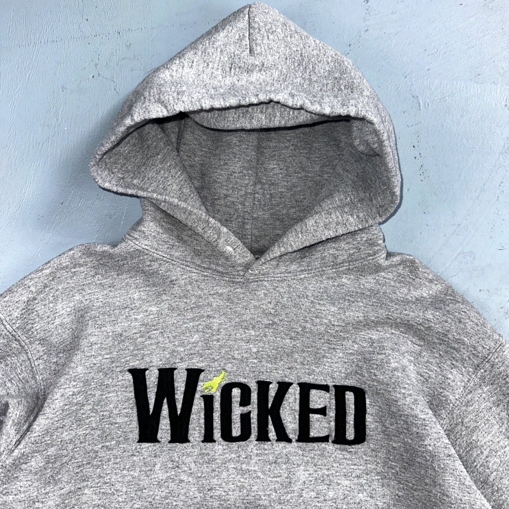 Gildan VINTAGE Wicked Hoodie Gildan Small 00s Wizard Of Oz Musical Promo Sweatshirt Dorothy Embroidered Hooded Pockets Gray Unisex Adults XS S? Size US S / EU 44-46 / 1 - 2 Thumbnail