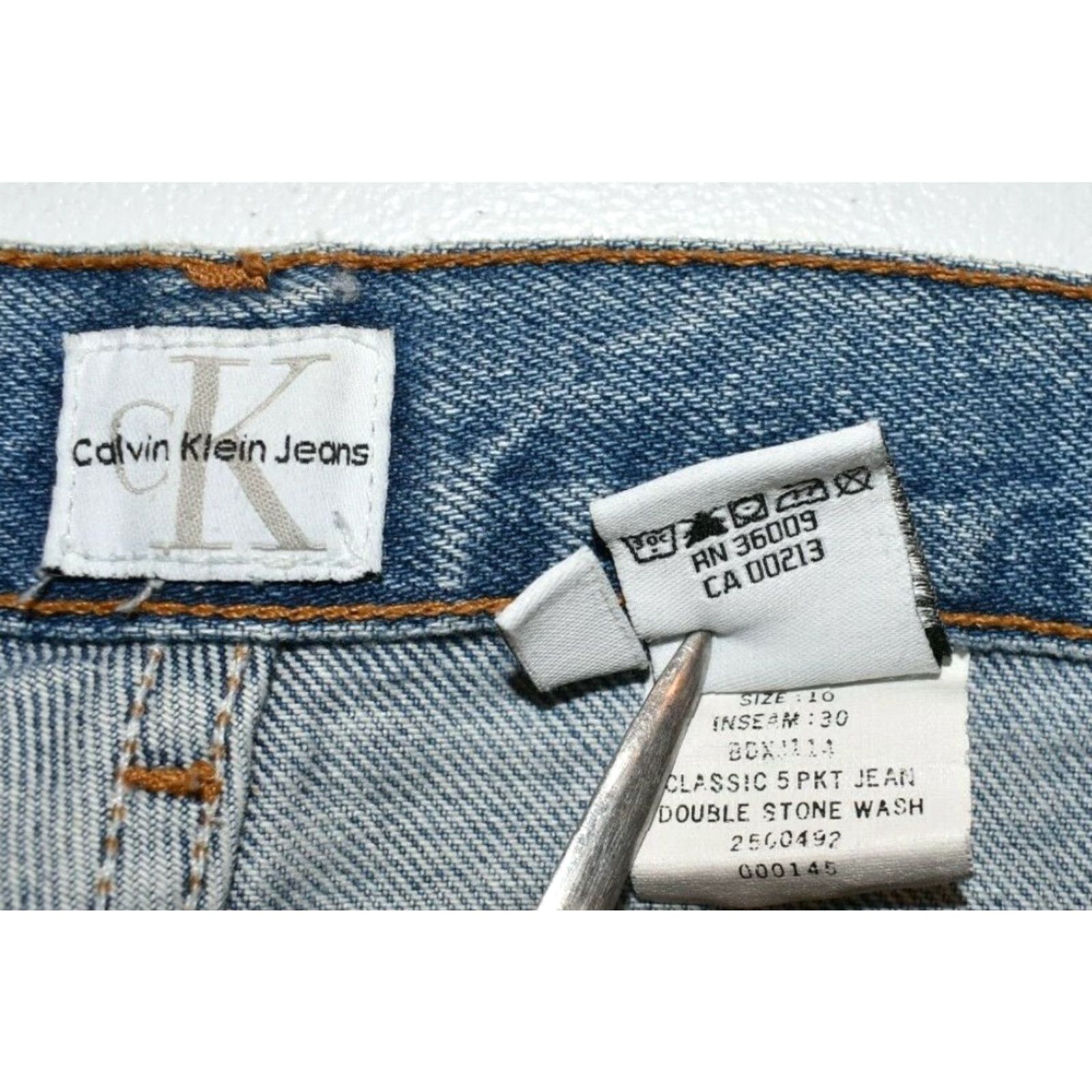 Calvin Klein VINTAGE Calvin Klein High Rise Mom Jeans Womens 31x31 31 IN Waist 31 Blue Denim 5-Pocket Womens Jeans Size 24" / US 00 / IT 34 - 5 Thumbnail