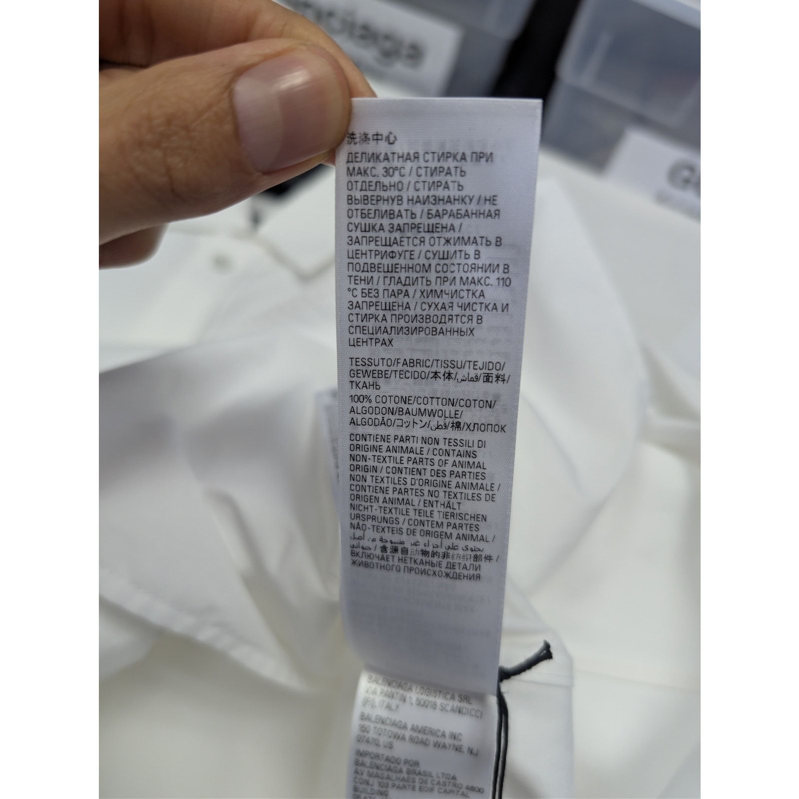 Balenciaga o1rshd1 Cotton Poplin Long-Sleeved Outerwear Shirt in White Size US XS / EU 42 / 0 - 19 Thumbnail