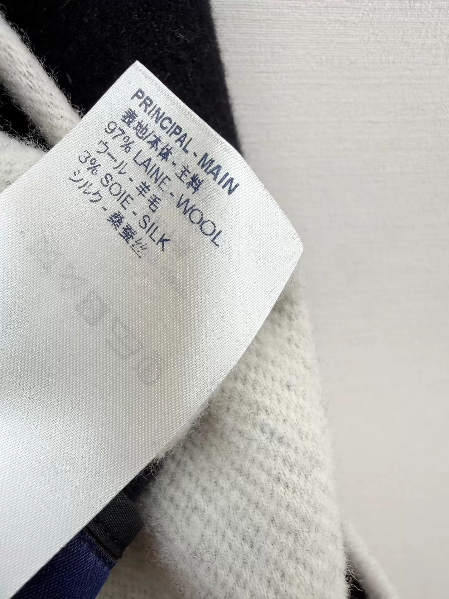 Louis Vuitton Louis Vuitton Authentic Cashmere Cape Shawl NWTS Size 34 Size XS / US 0-2 / IT 36-38 - 6 Thumbnail