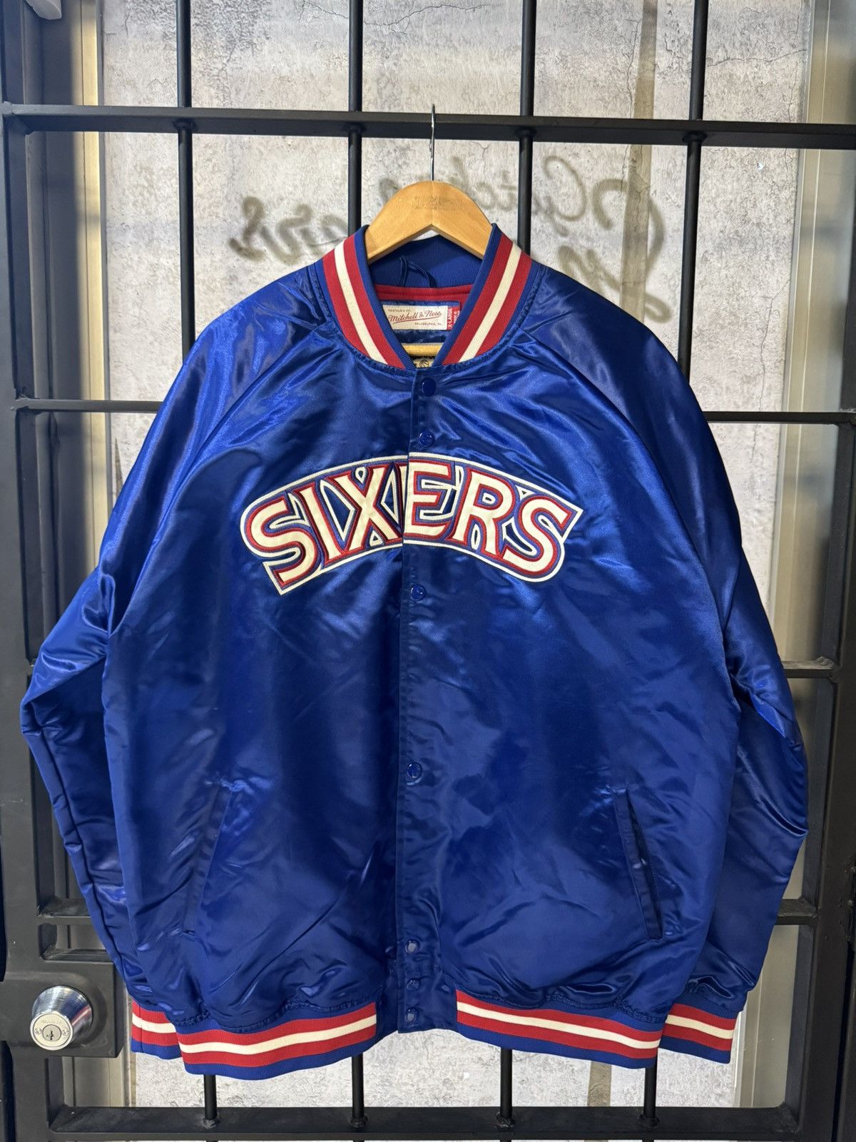 Mitchell & Ness Mitchell & Ness HWC Philadelphia 76ers Satin Varsity Jacket Size US XL / EU 56 / 4 - 1 Thumbnail