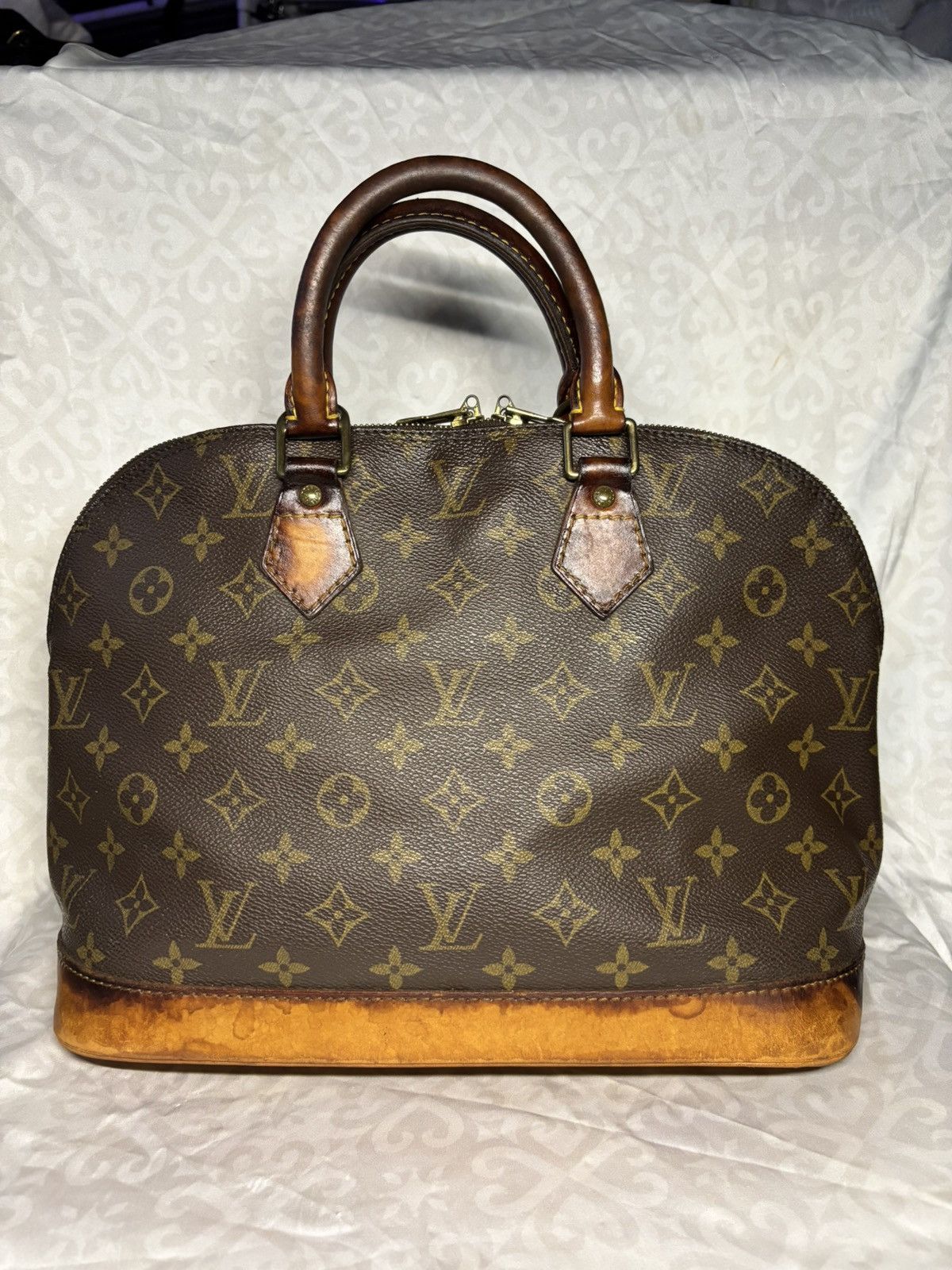Louis Vuitton (very worn) Louis Vuitton Alma Size ONE SIZE - 3 Thumbnail