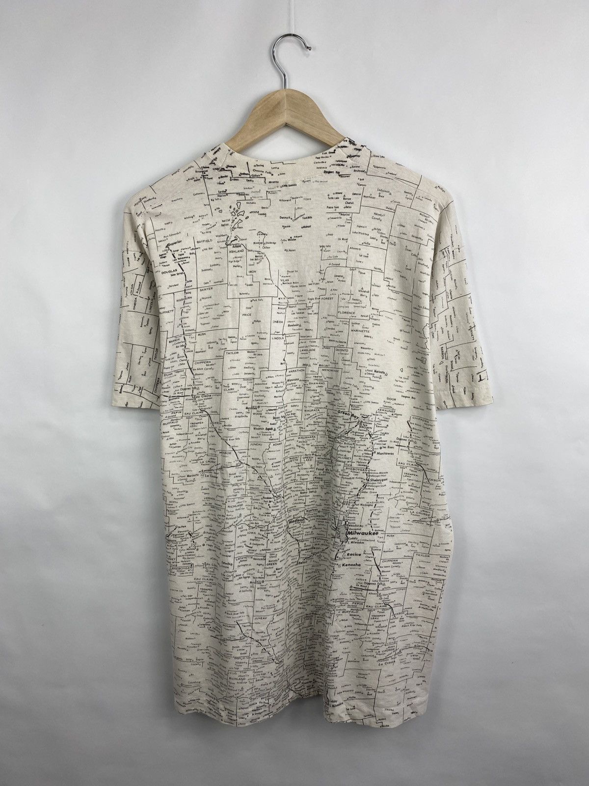 Fruit Of The Loom 🇺🇸 Vintage 90s Wisconsin All Over Print Graphic T-Shirt Rare Size US XL / EU 56 / 4 - 8 Thumbnail