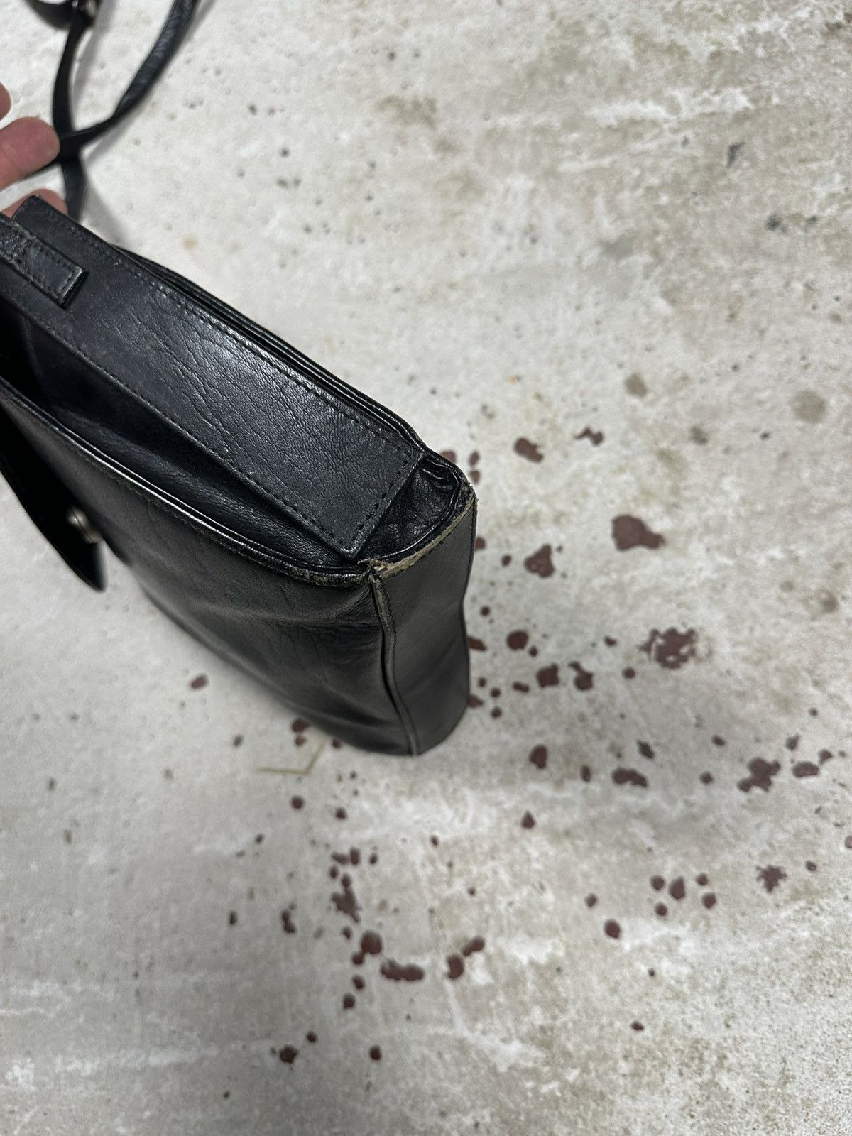 Japanese Brand Vintage Y2K Black Genuine Leather Messenger Crossbody Bag Size ONE SIZE - 5 Thumbnail