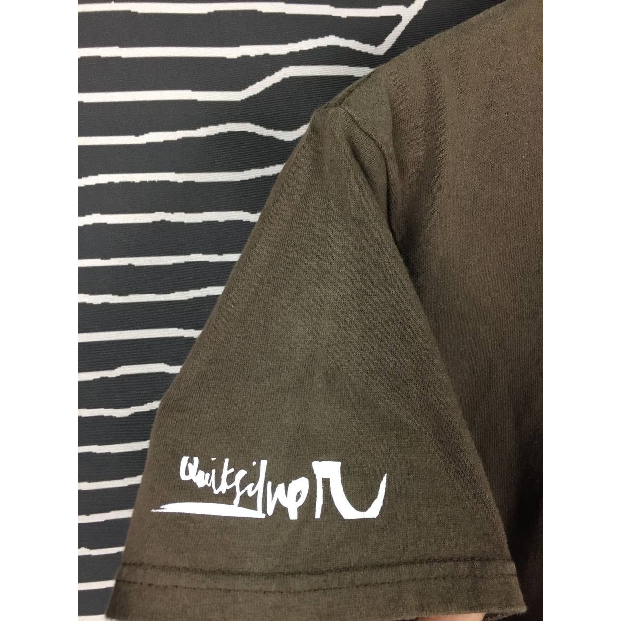 Quiksilver × Vintage Vtg Quiksilver Center Logo Hafa Adai Guam Surf Skate Tee Size US S / EU 44-46 / 1 - 6 Thumbnail