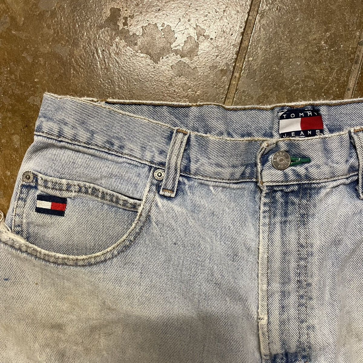 Vintage Vintage 1990’s Distressed & Worn Tommy Hilfiger Shorts Size US 32 / EU 48 - 3 Thumbnail