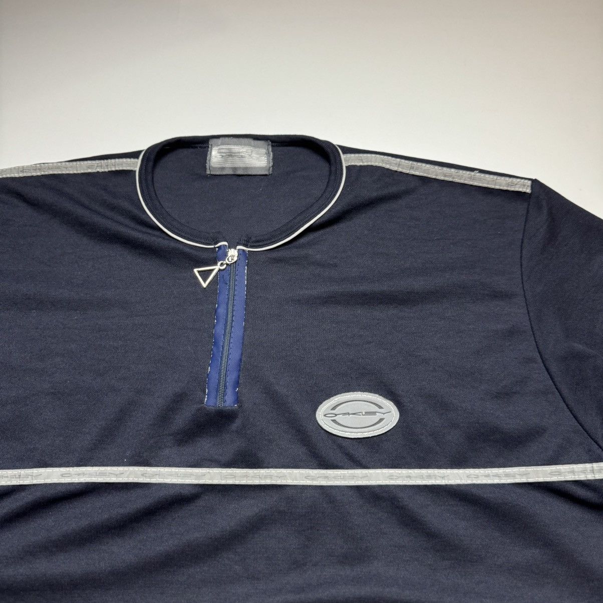 Oakley VINTAGE OAKLEY REFLECTIVE T SHIRT TEE Y2K Size US S / EU 44-46 / 1 - 3 Thumbnail