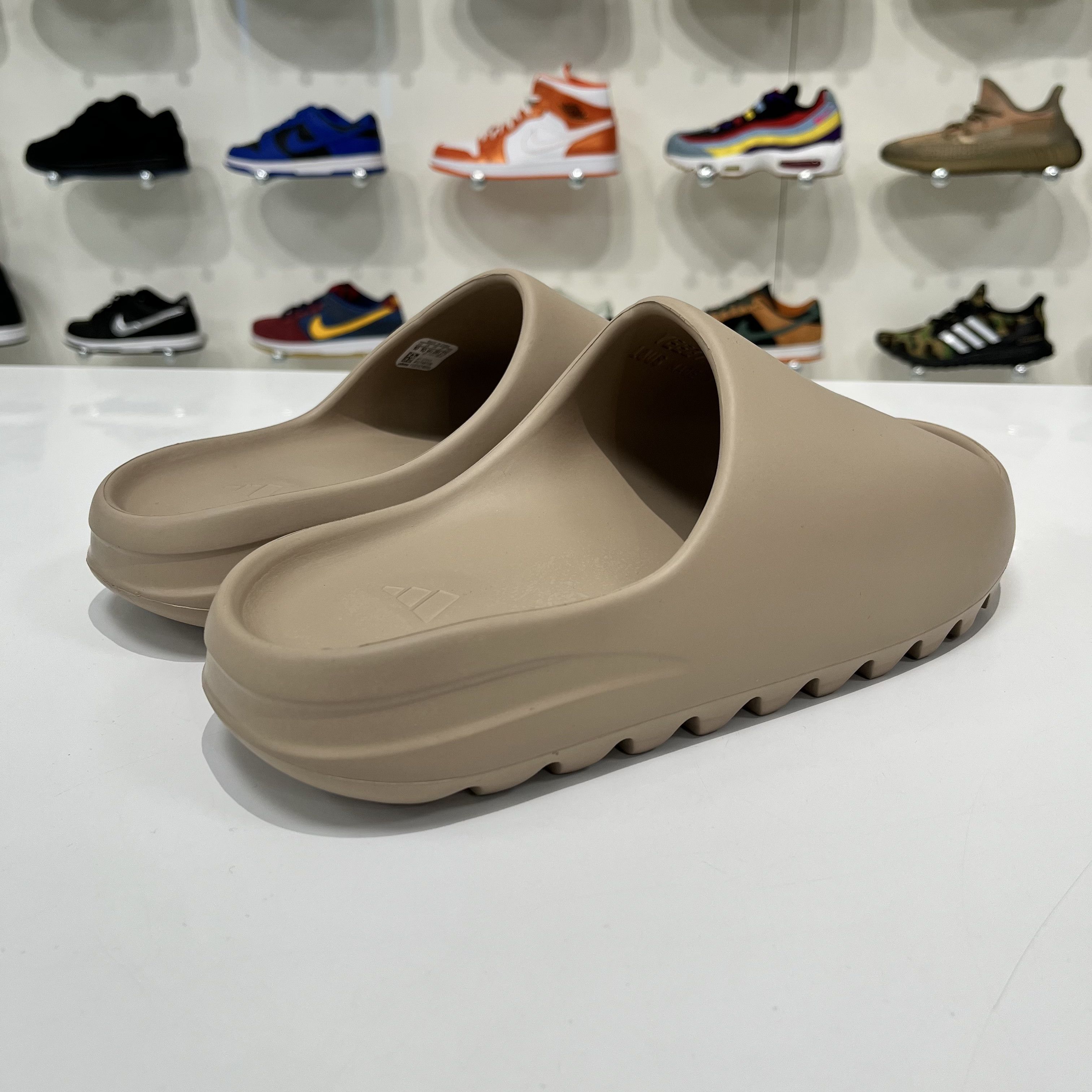 Adidas Adidas Yeezy Slide Pure (First Release) Size US 10 / EU 43 - 6 Thumbnail