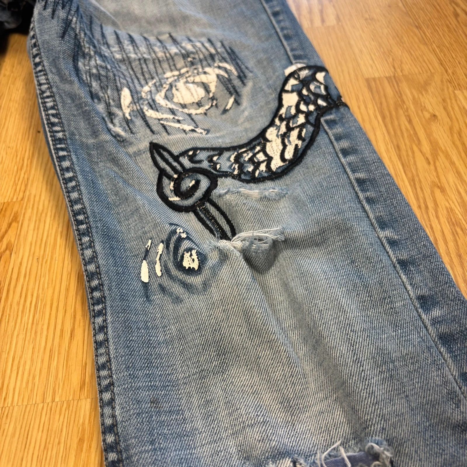 Japanese Brand K&M Dragon Embroidered Distressed Jeans Y2K Size US 31 - 7 Thumbnail