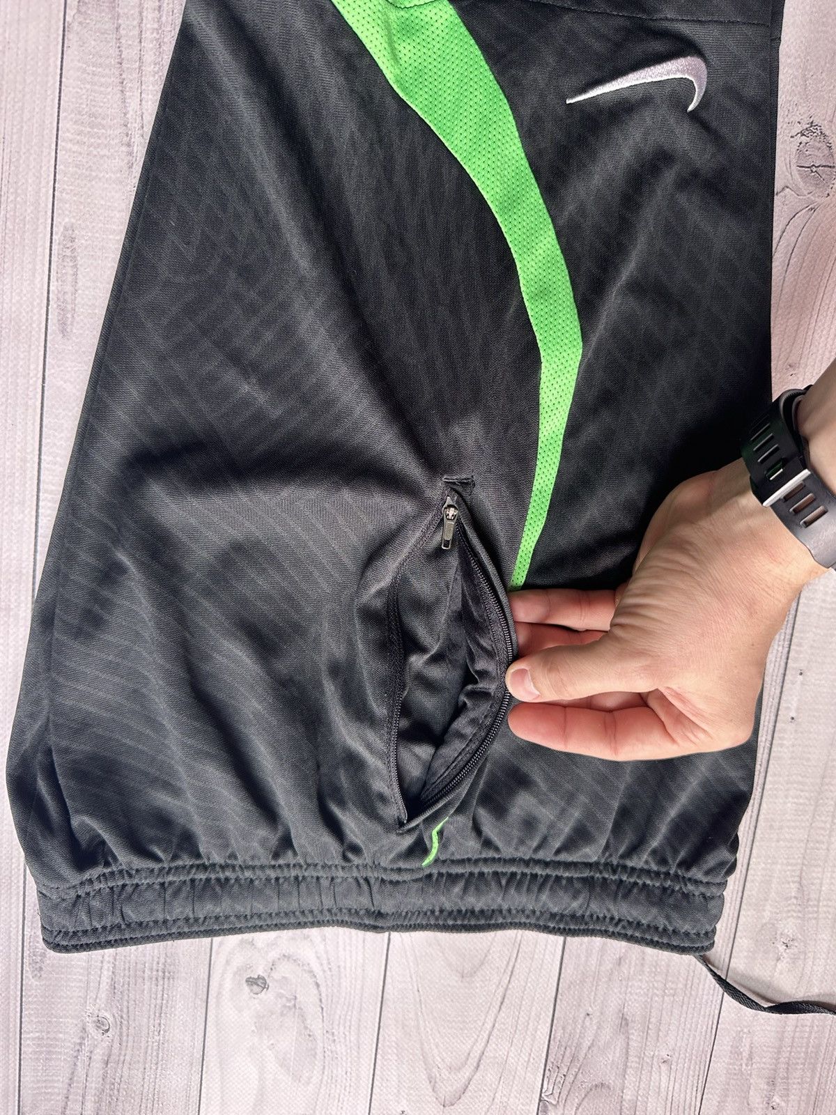 Nike Nike Liverpool soccer shorts logo green line size Xs/S Size US 29 - 7 Thumbnail