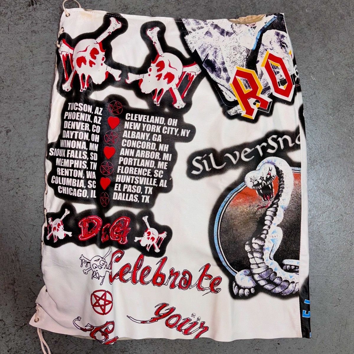 Dolce & Gabbana Dolce & Gabbana 2001 ‘ACDC- KISS’ Vintage White Skirt (S/M) Size 27" / US 4 / IT 40 - 4 Thumbnail