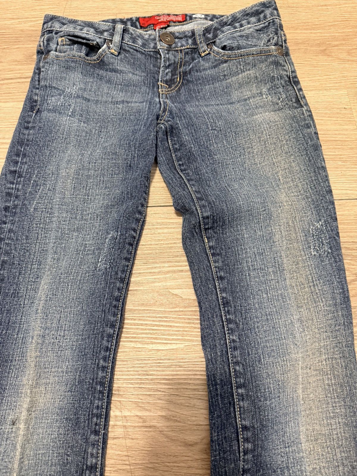 Guess Y2K dark-washed low-rise bootcut Guess denim Size 27" / US 4 / IT 40 - 2 Thumbnail