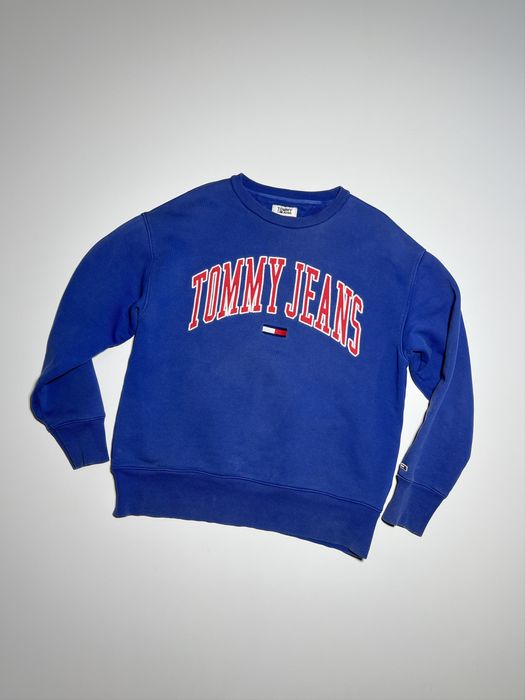 Tommy jeans hotsell clean logo sweatshirt