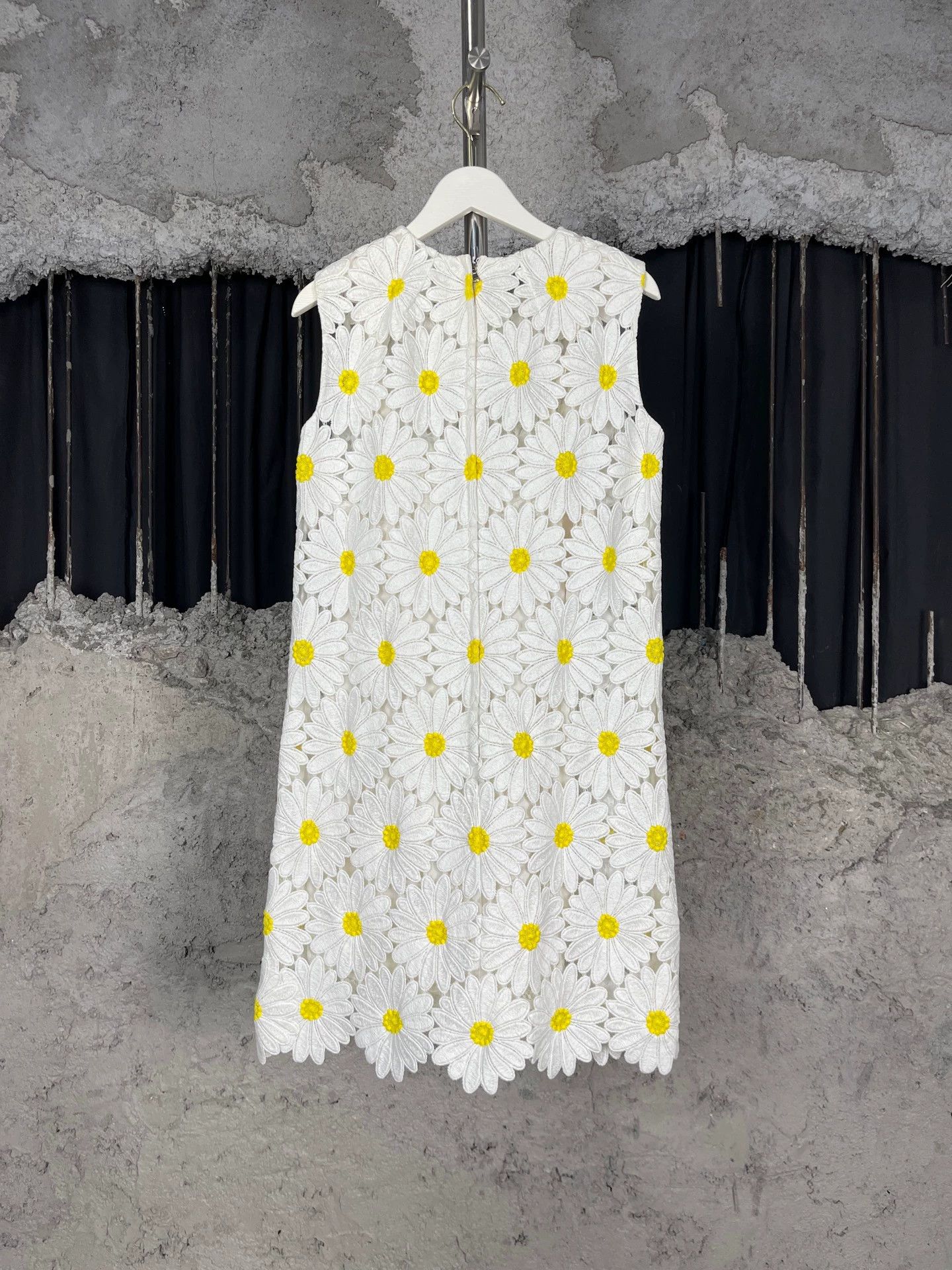 Dolce & Gabbana Dolce & Gabbana Women's Daisy Print Dress 40 99 New Size S / US 4 / IT 40 - 2 Thumbnail