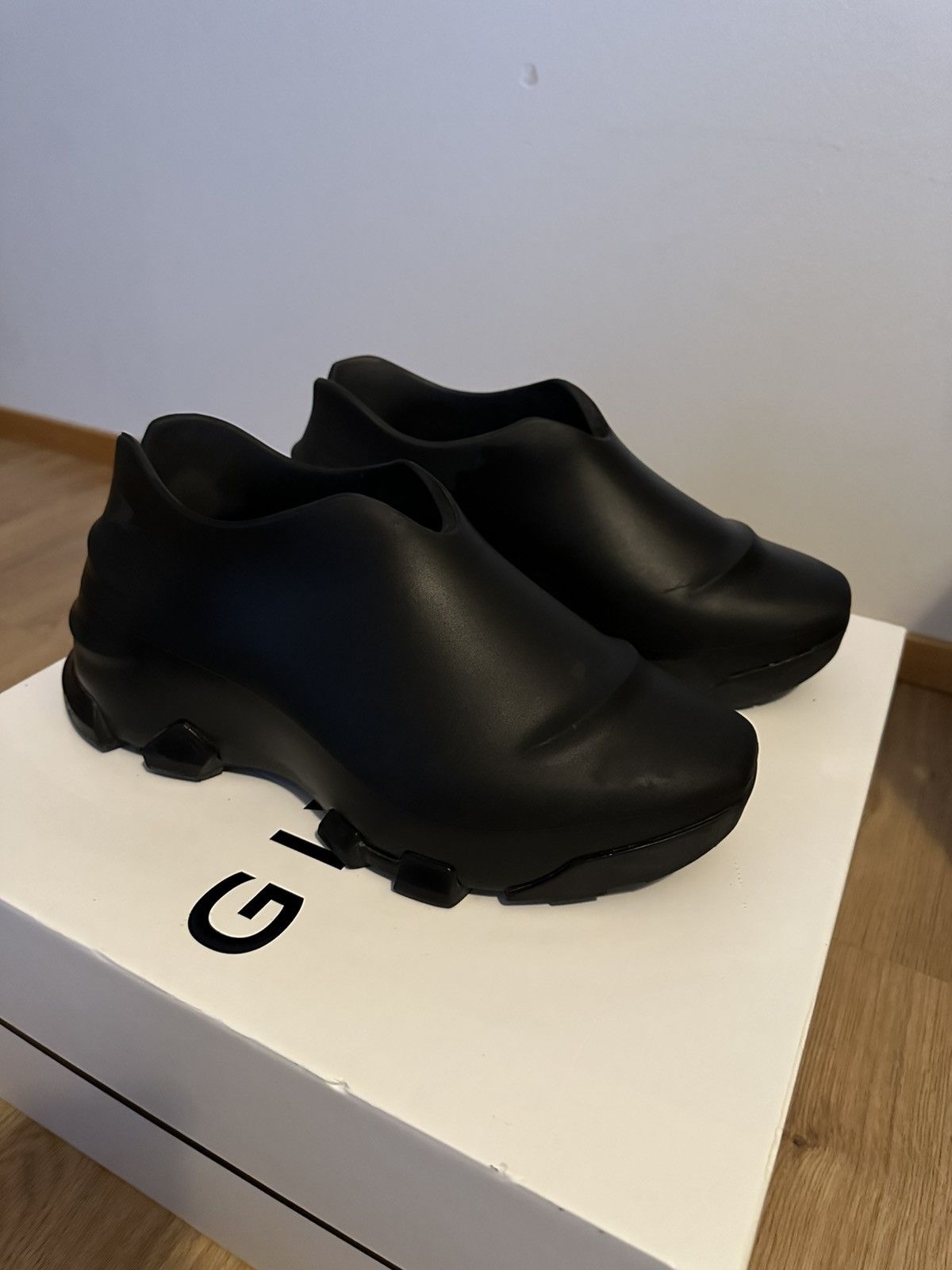 Givenchy Givenchy Monumental Mallow Size US 9 / EU 42 - 2 Thumbnail