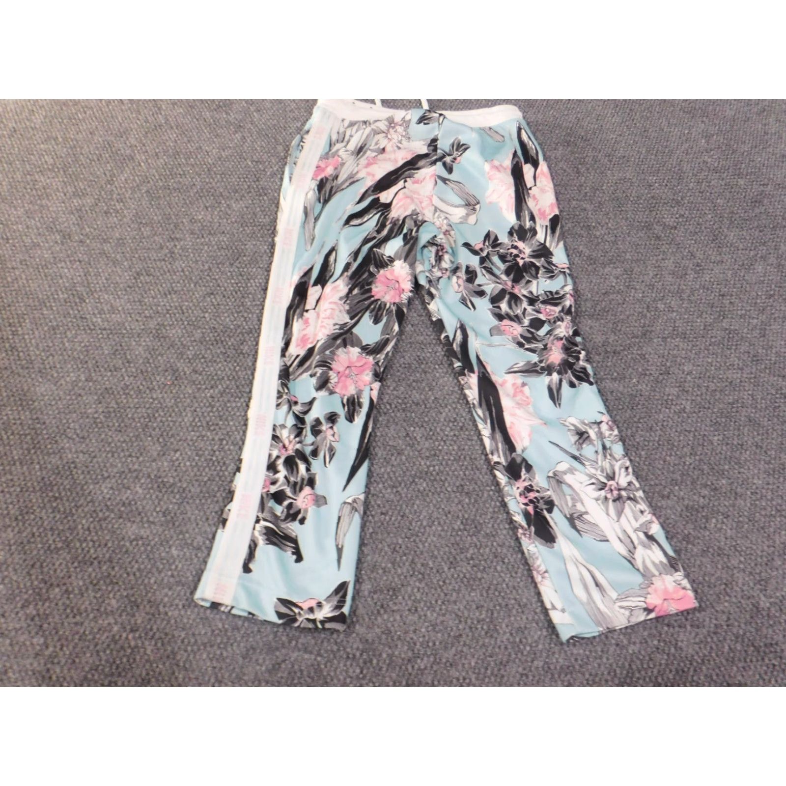 Nike **Blue Floral Nike Sweatpants Women's Small Stretch Active** User: **Blue Floral Nike Women's Sweatpants Size Small Stretch Active** Size 28" / US 6 / IT 42 - 7 Thumbnail
