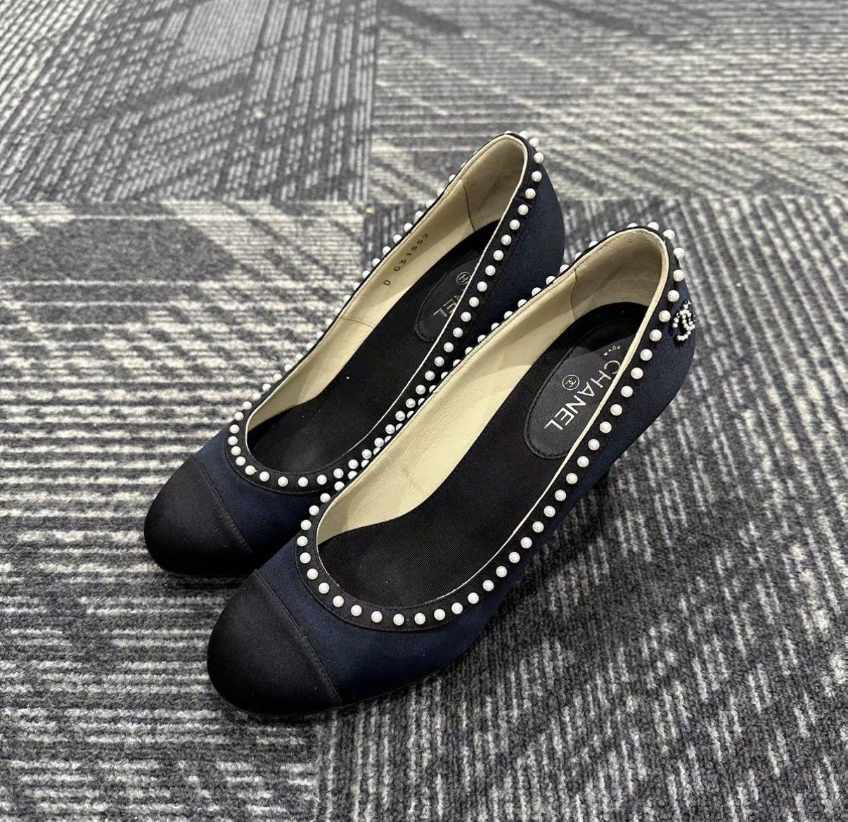 Chanel Chanel Satin Pearl High Heels J42 Size US 5 / IT 35 - 1 Thumbnail
